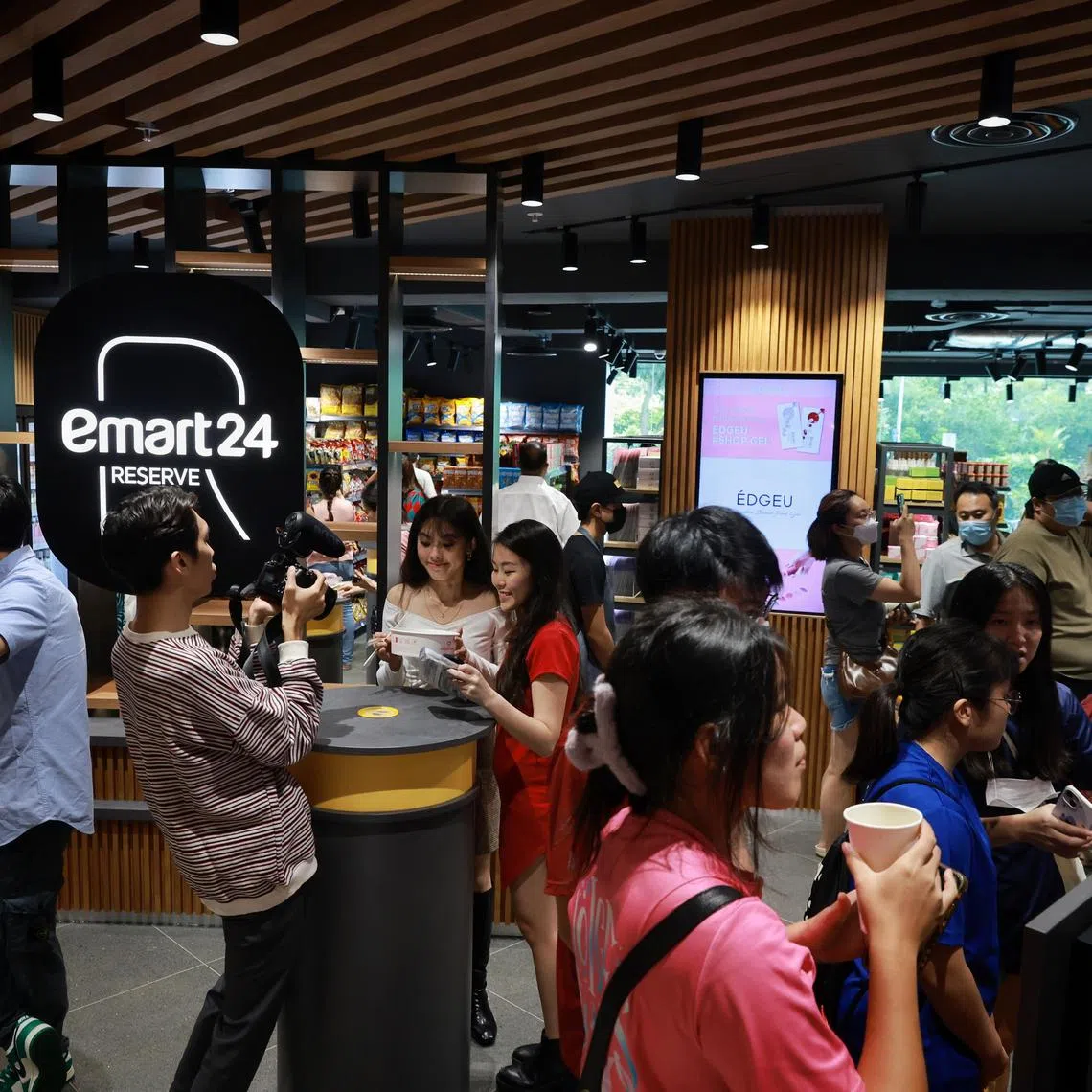 ST20221223_202278016019/eqmart23/Eunice Quek/Jason Quah

Shoppers at South Korean convenience store chain Emart24 at Jurong Point, on Dec 23, 2022.