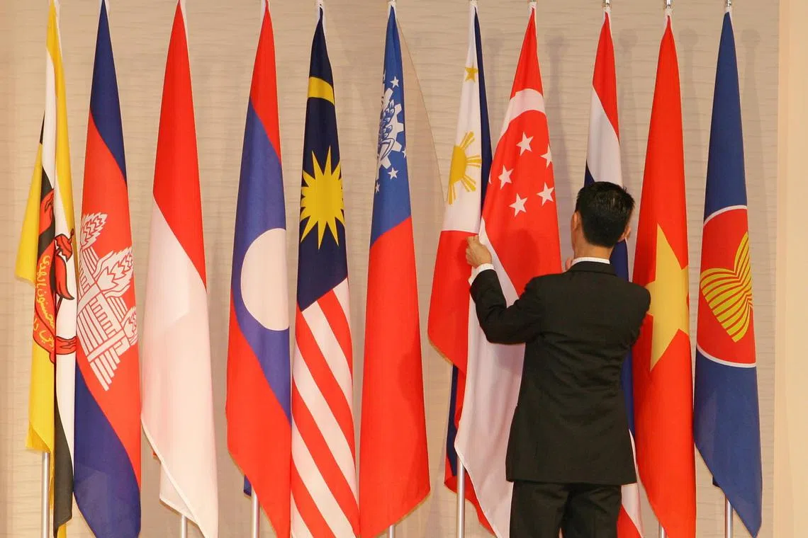 In this episode, associate editor Ravi Velloor chats with Mr James Crabtree, the Singapore-based executive director for Asia at the International Institute for Strategic Studies (IISS). 