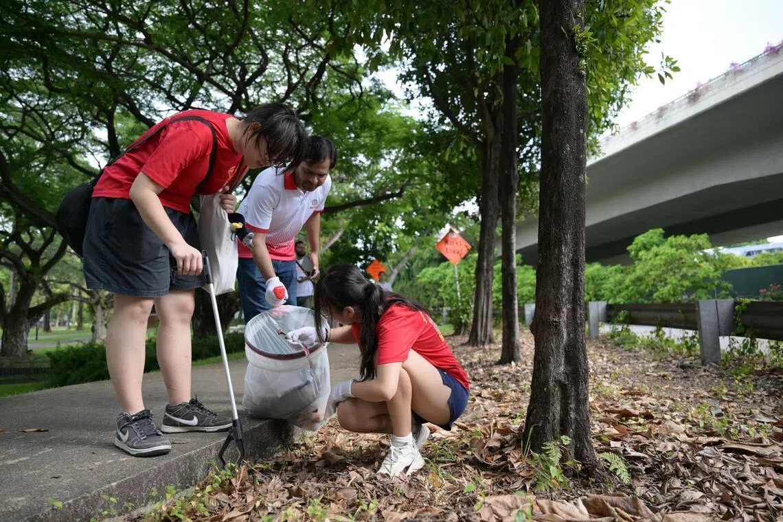Students join migrant workers for annual beach clean-up