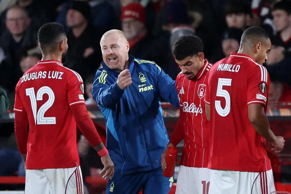 Soccer Football - UEFA Europa League - Nottingham Forest v FC Porto - The City Ground, Nottingham, Britain - October 23, 2025
Nottingham Forest manager Sean Dyche gives instructions to Nottingham Forest's Douglas Luiz and Nottingham Forest's Morgan Gibbs-White REUTERS/David Klein