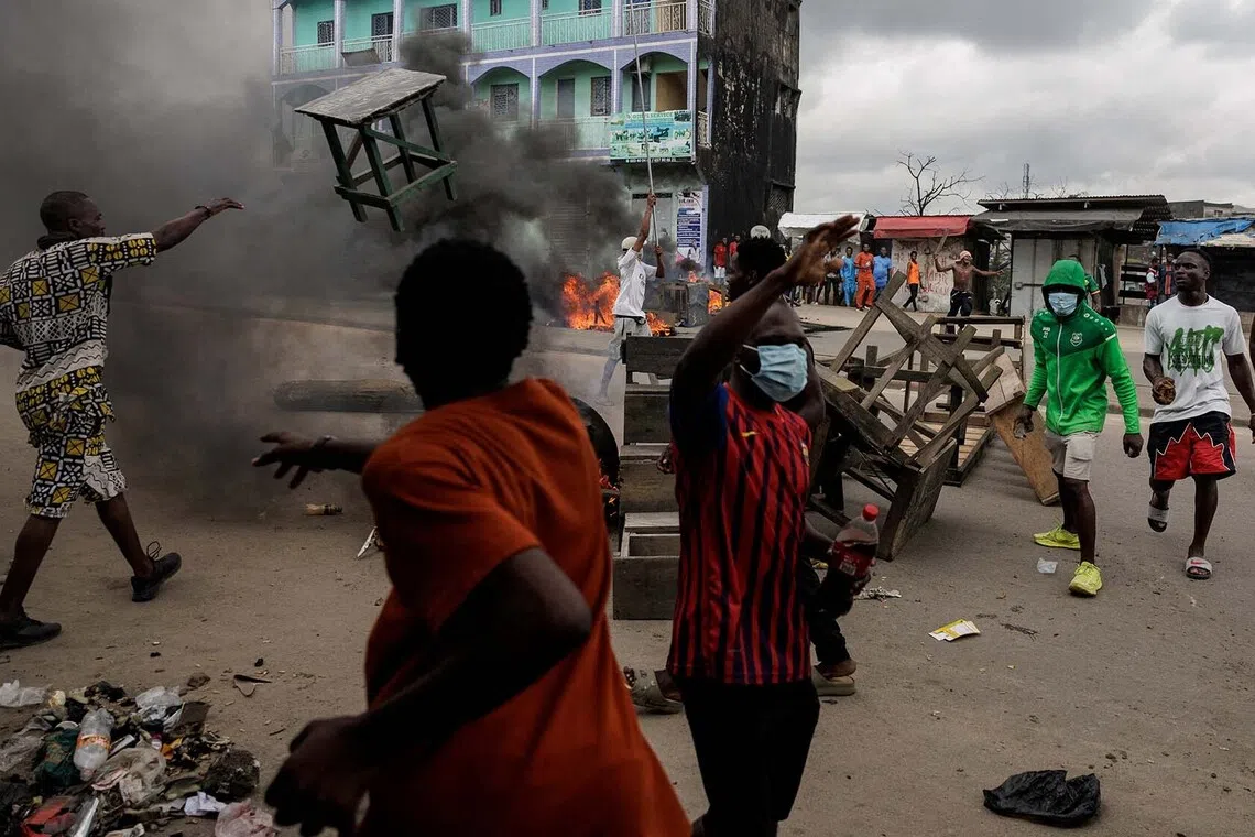 Supporters of the Cameroon opposition candidate Issa Tchiroma react as they clash with security forces during a protest after the Constitutional Council declared President Paul Biya the winner of the October 12 presidential election in Douala, Cameroon, October 27, 2025. REUTERS/Zohra Bensemra
