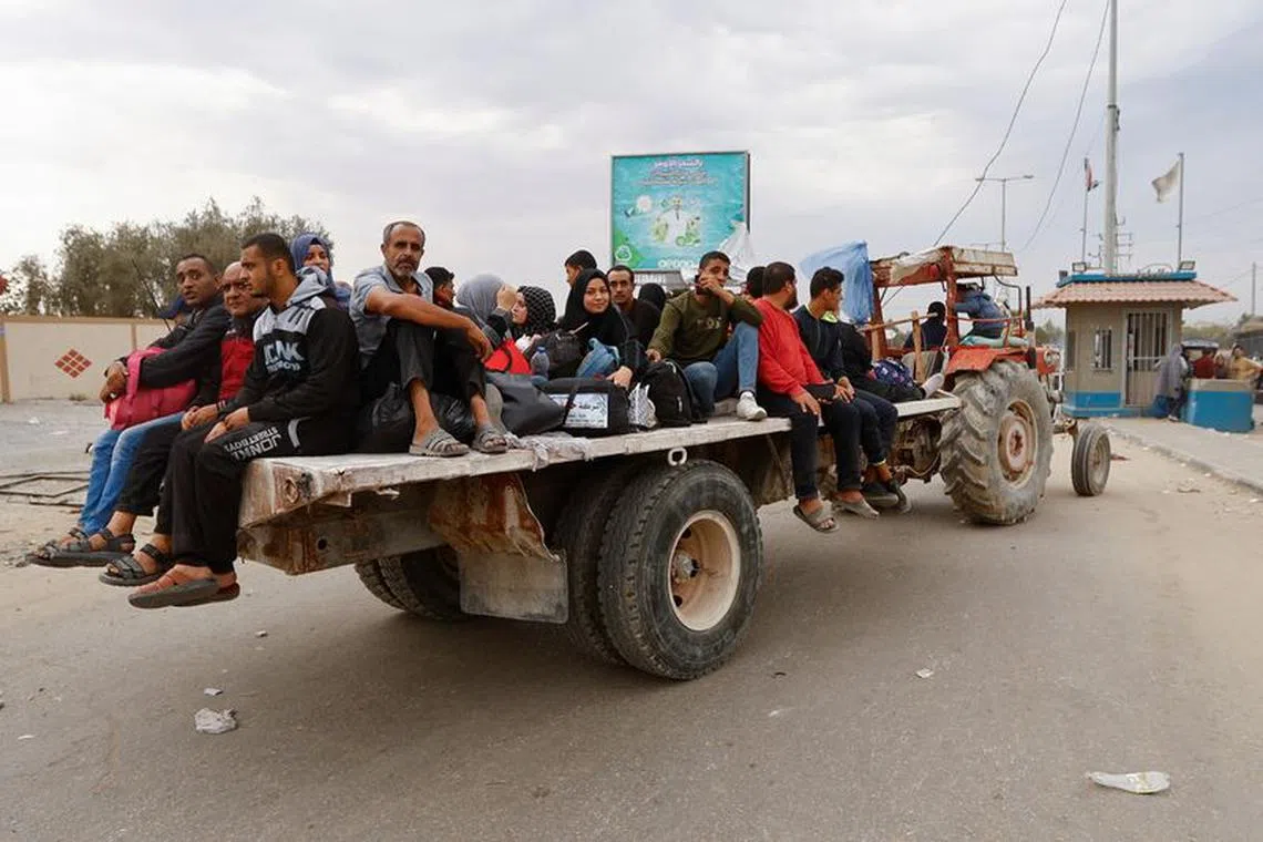 FILE PHOTO: Palestinians fleeing north Gaza ride in the back of a truck as they move southward, as Israeli tanks roll deeper into the enclave, amid the ongoing conflict between Israel and Hamas, in the central Gaza Strip November 12, 2023. REUTERS/Ibraheem Abu Mustafa/File photo