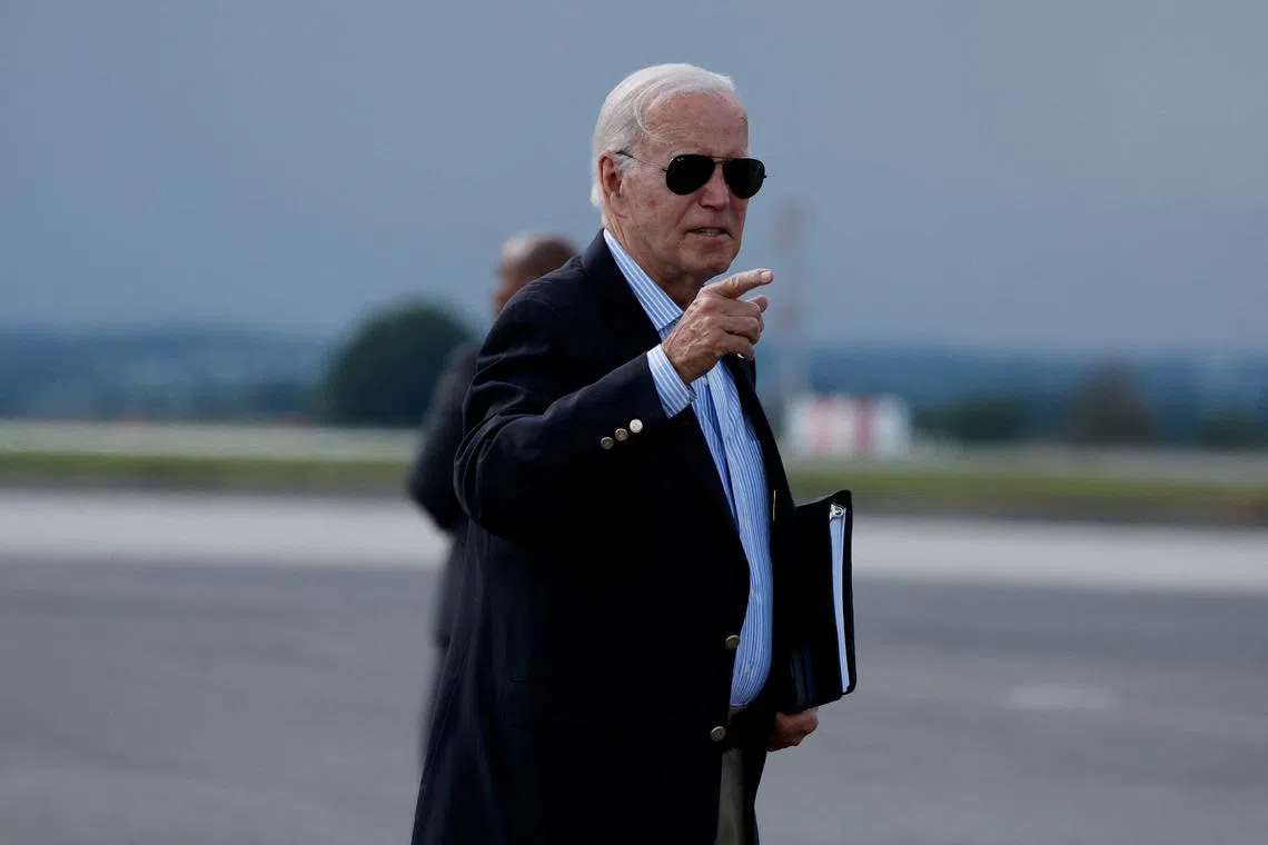 FILE PHOTO: U.S. President Joe Biden gestures before boarding Air Force One at Hagerstown Regional Airport in Hagerstown, Maryland, U.S. August 18, 2024. REUTERS/Daniel Becerril/File Photo