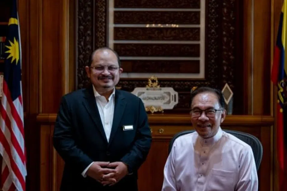 Malaysian PMAnwar’s senior political secretary Shamsul Iskandar Mohd Akin (left) said he had submitted his resignation to “defend” himself from attacks that may damage the government’s image. 