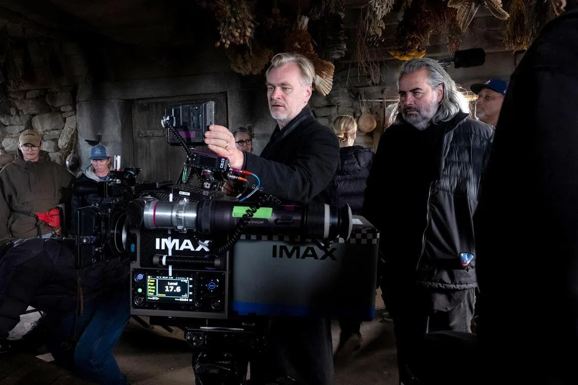 O diretor Christopher Nolan (à esquerda) e o diretor de fotografia Hoyte Van Hoytema no set de “A Odisséia”.