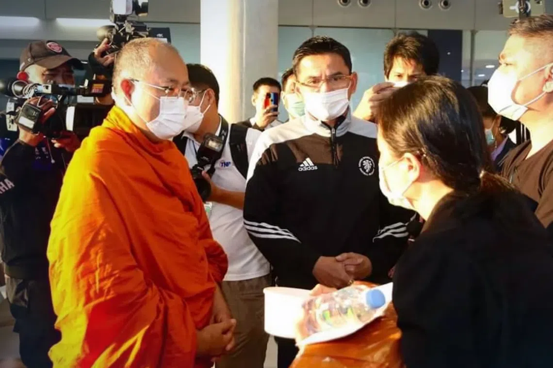 The mother and relatives thanked assistant abbot Phra Sopon Wachiraporn following a religious rite on the ashes’ container.