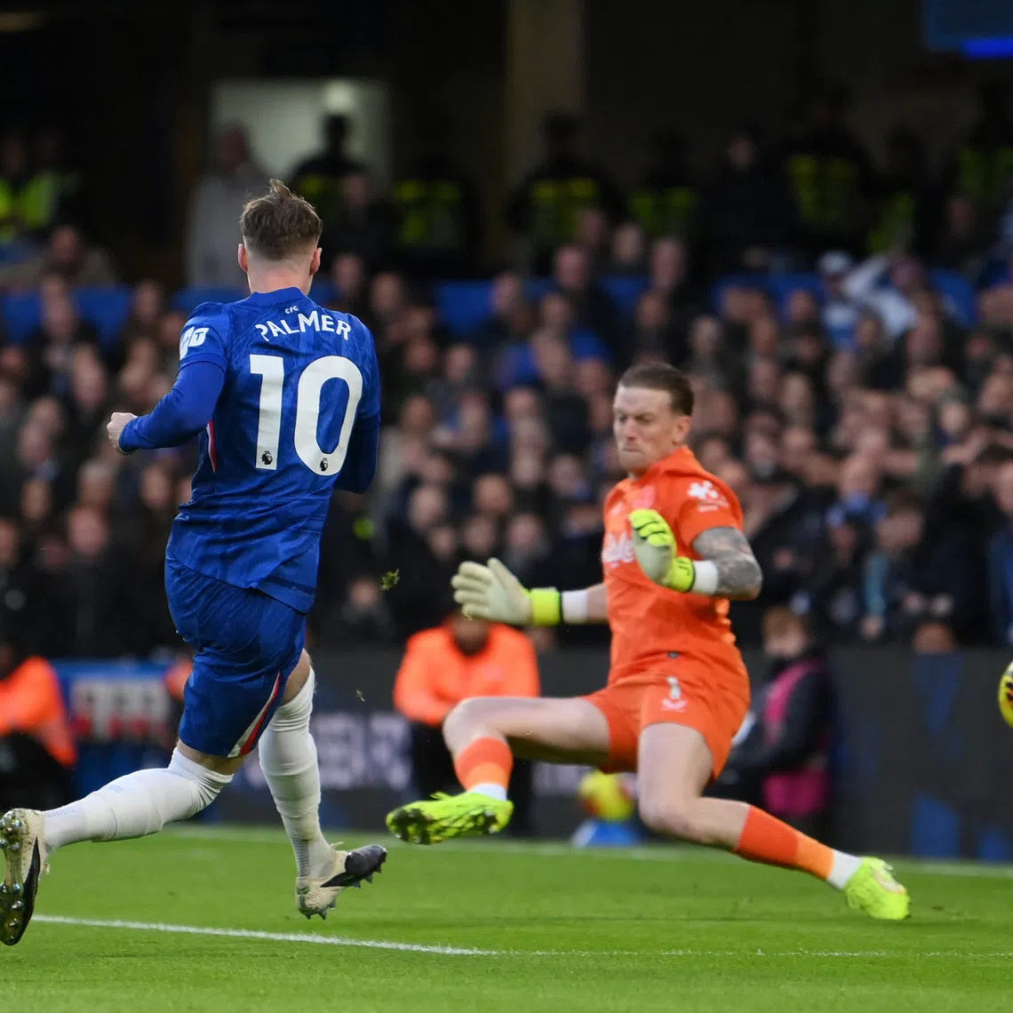Soccer Football - Premier League - Chelsea v Everton - Stamford Bridge, London, Britain - December 13, 2025 Everton's Jordan Pickford in action as Chelsea's Cole Palmer scores their first goal REUTERS/Jaimi Joy