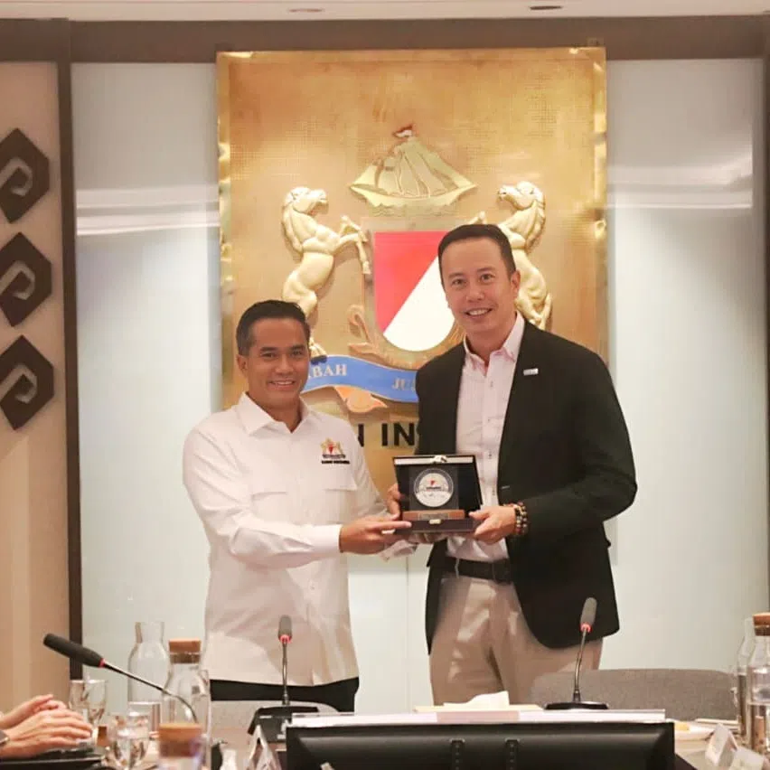 Indonesian Chamber of Commerce chairman Anindya Bakrie (left) and Singapore Business Forum chairman Mark Lee at a bilateral meeting of the two business groups in Jakarta, on Sept 2.