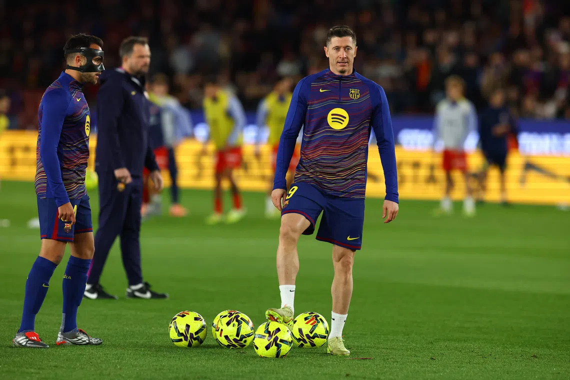 Soccer Football - LaLiga - FC Barcelona v Atletico Madrid - Spotify Camp Nou, Barcelona, Spain - December 2, 2025 FC Barcelona's Robert Lewandowski during the warm up before the match REUTERS/Albert Gea