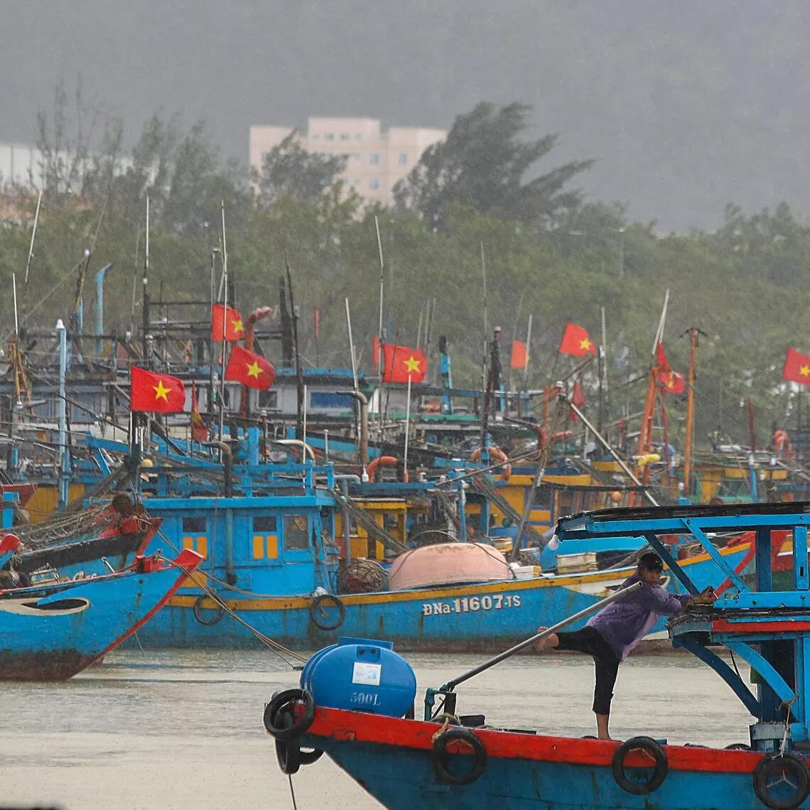 A fisherman steers a fishing boat as Typhoon Kalmaegi approches in Da Nang city, Vietnam, on Nov 6.