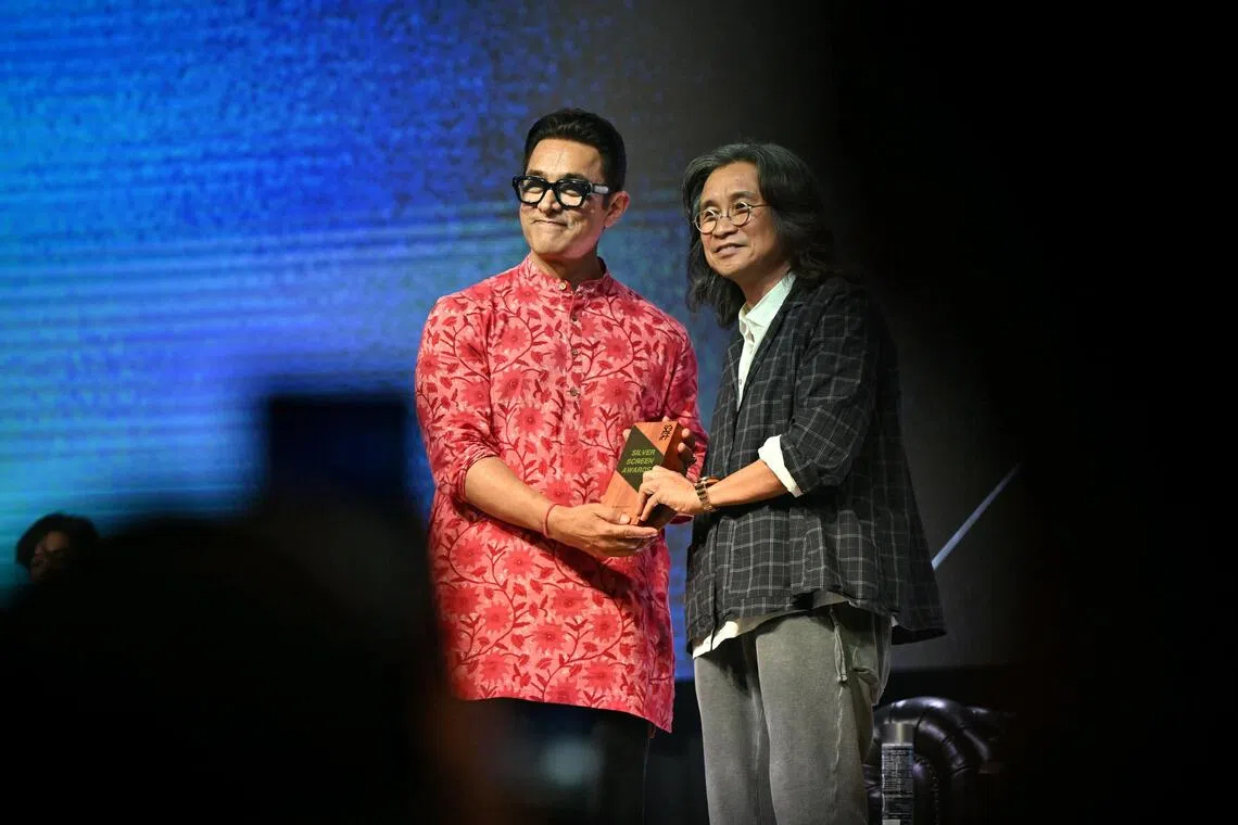 Bollywood star Aamir Khan receiving the SGIFF Screen Icon Award from his friend, Hong Kong director Peter Chan, on Oct 22.