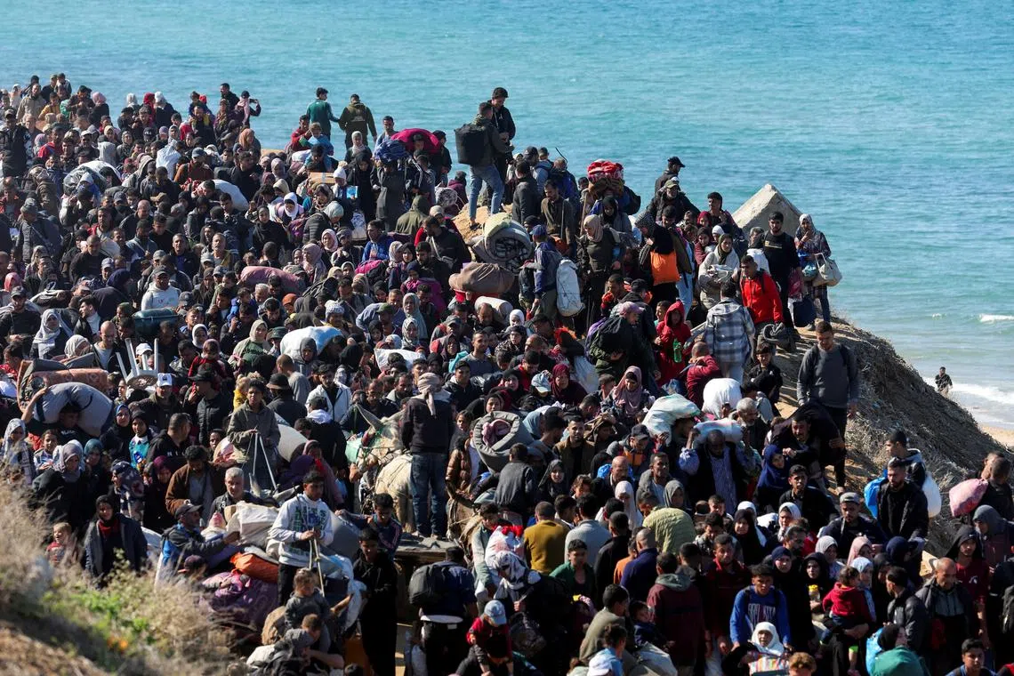 FILE PHOTO: Palestinians, who were displaced to the south at Israel's order during the war, make their way back to their homes in northern Gaza, amid a ceasefire between Israel and Hamas, in the central Gaza Strip, January 27, 2025. REUTERS/Ramadan Abed/File Photo