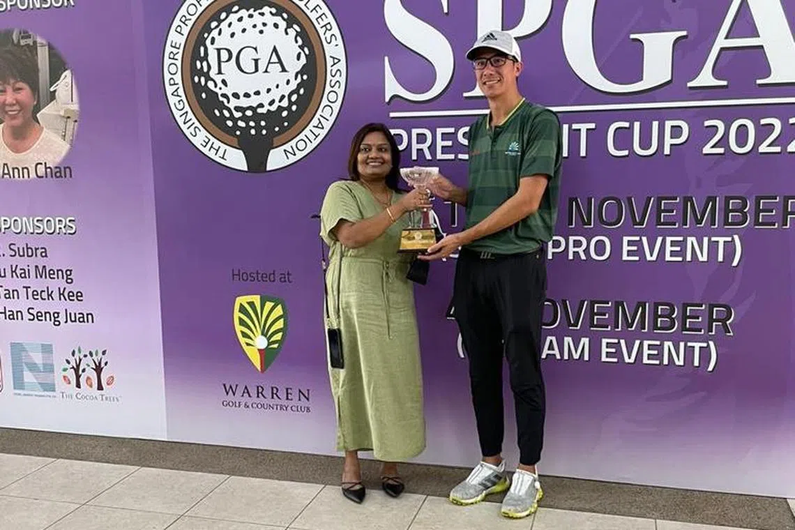 Leading pro Jesse Yap receiving the President’s Cup trophy from Vasenta Maniam, finance director of Seagull Pte Ltd, a sponsor for the event.

