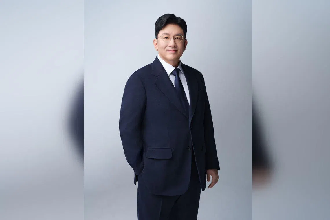 Hybe chairman Bang Si-hyuk is accused of providing false information to investors ahead of Hybe's 2019 initial public offering.