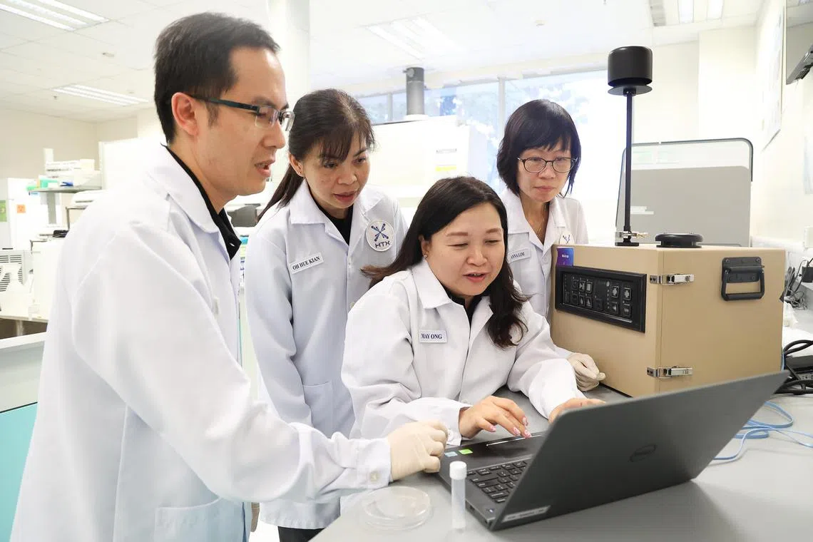 CMG20230131-ChuaKT02 蔡家增/黄俊贤 HTX's bio surveillance efforts and HTXIC [21 Harbour Drive, Singapore 117502] Dr Oh Hue Kian Senior CBRNE Scientist, Chemical, Biological Radiological, Nuclear and Explosive (CBRNE) Centre of Expertise (CoE), HTX with her fellow teammates . *Note: Embargoed till 5 Feb 2023