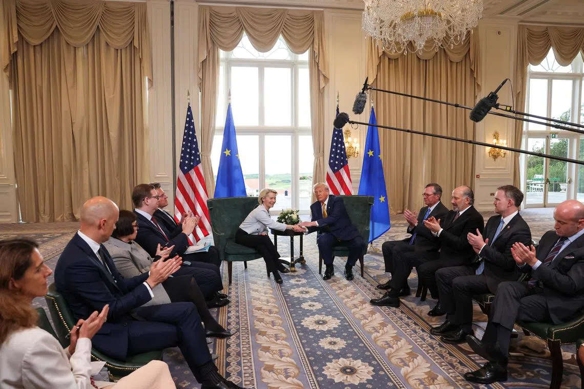 U.S. President Donald Trump shakes hands with European Commission President Ursula von der Leyen, as U.S. Commerce Secretary Howard Lutnick, Trade Representative Jamieson Greer and White House Deputy Chief of Staff Stephen Miller clap, after an announcement of a trade deal between the U.S. and EU, in Turnberry, Scotland, Britain, July 27, 2025. REUTERS/Evelyn Hockstein REFILE - QUALITY REPEAT