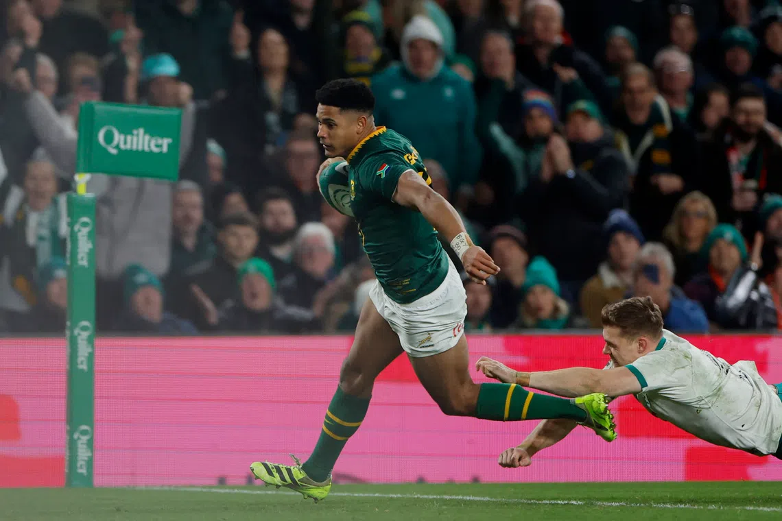 Rugby Union - Autumn Internationals - Ireland v South Africa - Aviva Stadium, Dublin, Ireland - November 22, 2025 South Africa's Sacha Feinberg-Mngomezulu scores a try REUTERS/Clodagh Kilcoyne
