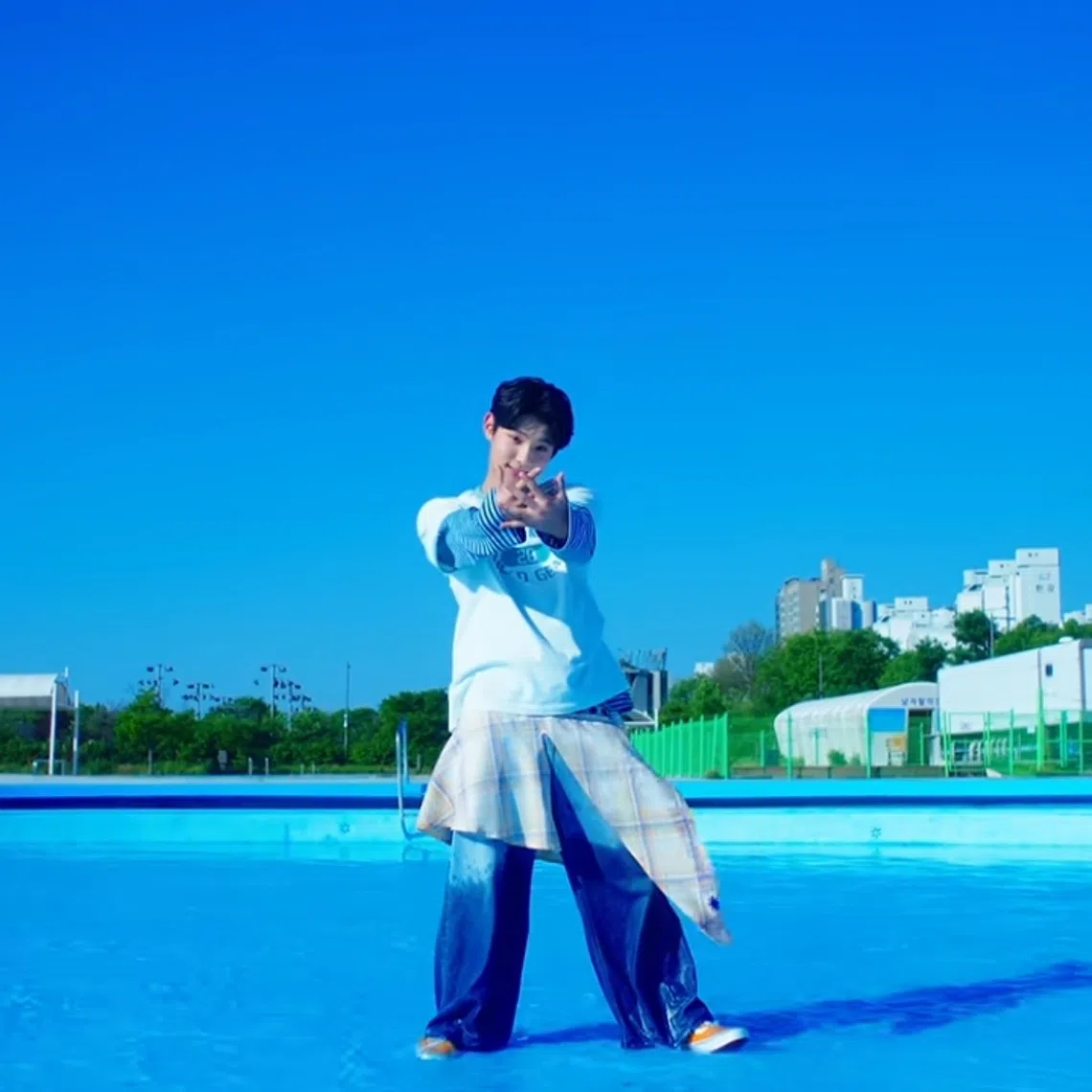 Park Geonroung’s new digital single WAVE opens with the familiar Baby Shark melody before shifting into an electropop sound.