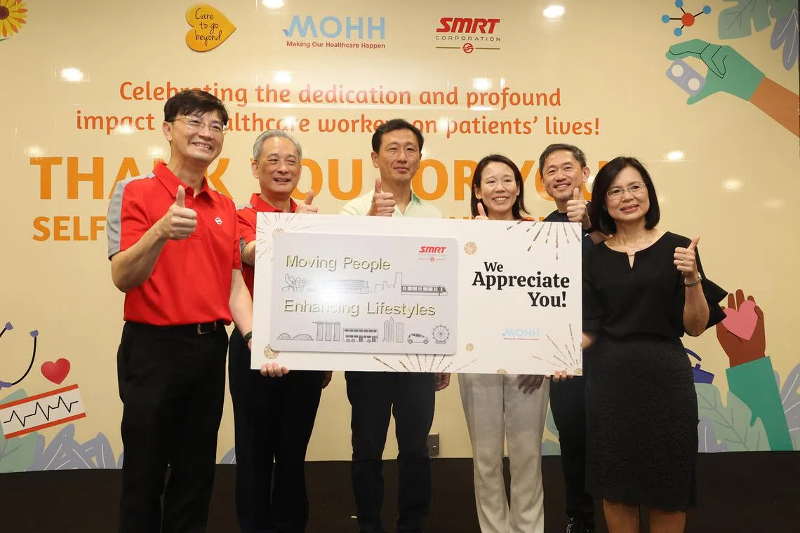 CMG20240831-ThongKH01唐家鸿/赵世楚/Announcement of SMRT x MOHH strategic partnership [Bayfront MRT station, Bayfront Avenue, S'018957]
From left to right: 
- Mr Ngien Hoon Ping, Group Chief Executive Officer, SMRT Corporation. 鄞云斌, SMRT集团首席执行长
- Mr Seah Moon Ming. Chairman, SMRT Corporation.  佘文民, SMRT主席. 
- Mr Ong Ye Kung, Minister for Health. 
- Ms Lai Wei Lin, Chairperson MOHH.
- Mr Anthony Tan, Chief Executive Officer, MOHH. 
- Ms Paulin Koh. Chief Nursing Officer. 

- SMRT Corporation (SMRT) and MOH Holdings will be formalising a strategic partnership. 
- The partnership celebrates and recognises healthcare professionals for their unwavering dedication exhibited through care for patients, and their invaluable contributions to Singapore’s healthcare ecosystem.
- As part of the strategic partnership, SMRT will distribute specially designed SMRT-branded prepaid EZ-Link cards to nurses across Singapore to thank them for their tireless dedication.