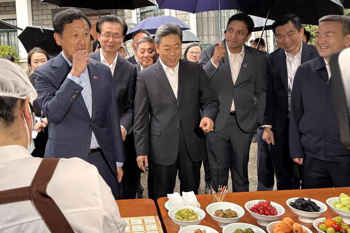 Mr Ong (far left) and a delegation of more than 30 Singapore officials, including Mr Eric Chua (second from right), Senior Parliamentary Secretary, Ministry of Law & Ministry of Social and Family Development and Mr Dinesh Vasu Dash (third from right), Minister of State, Ministry of Culture, Community and Youth & Ministry of Manpower, visited places that showcased China’s approach to grassroots management at various levels of government.