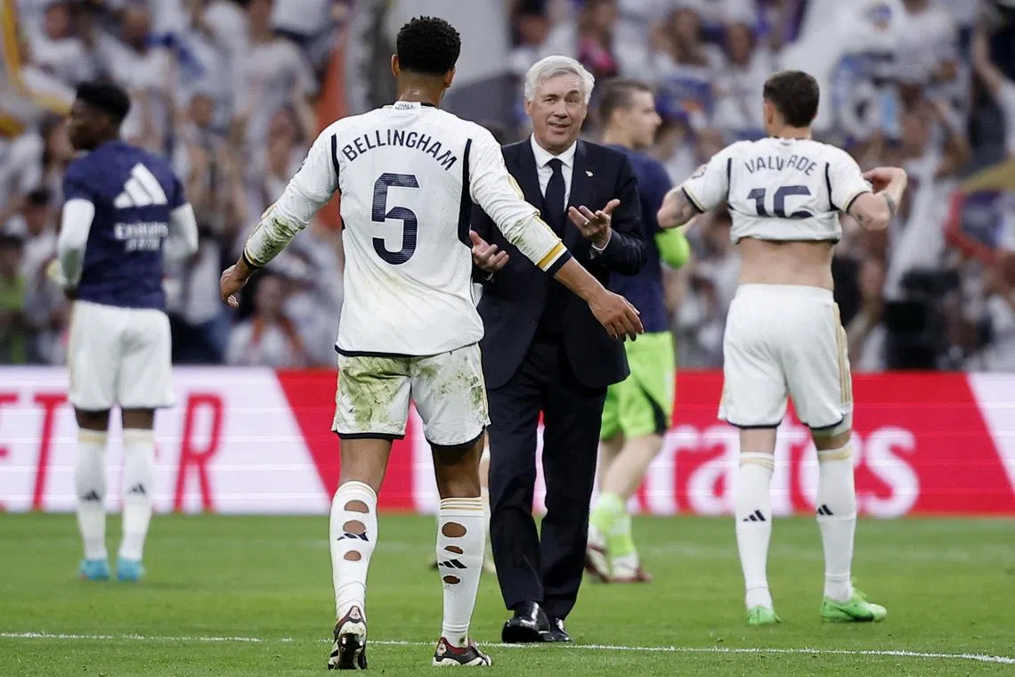 Soccer Football - LaLiga - Real Madrid v Cadiz - Santiago Bernabeu, Madrid, Spain - May 4, 2024 Real Madrid coach Carlo Ancelotti and Jude Bellingham celebrate after the match REUTERS/Juan Medina
