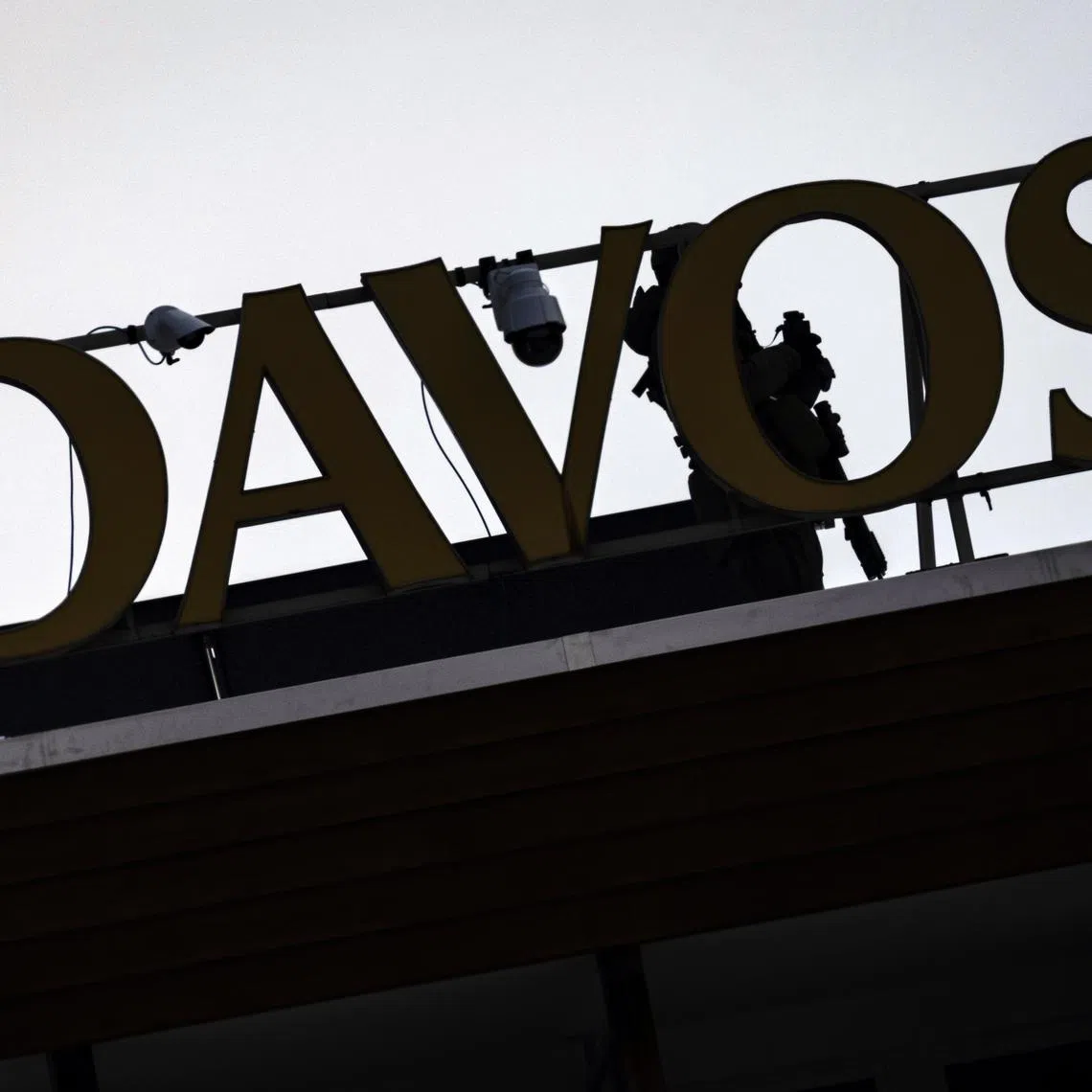 epa11849620 Special police is on guard on the roof of the congress hotel during the 55th annual meeting of the World Economic Forum (WEF) in Davos, Switzerland, 24 January 2025. The World Economic Forum's annual meeting gathers entrepreneurs, scientists, and corporate and political leaders in Davos from 20 to 24 January. EPA-EFE/MICHAEL BUHOLZER