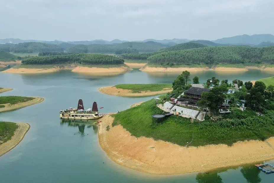 2 children among 6 killed in Vietnam boat collision at popular lake site