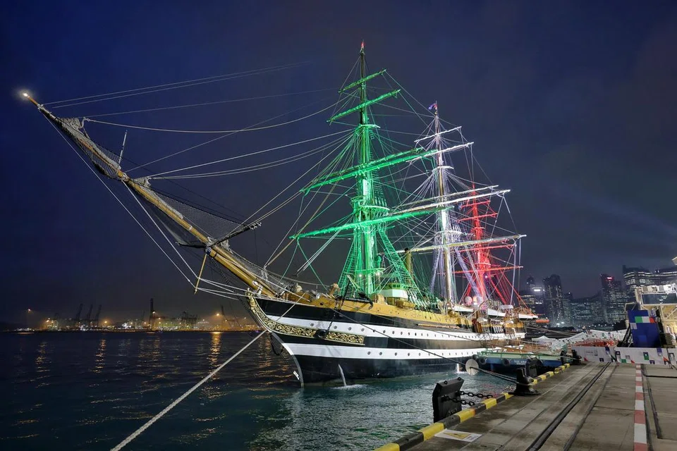 Old Buccaneer Ship Singapore Happy Buccaneer Ships RTGs To Spain