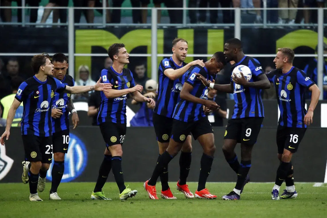 Soccer Football - Serie A - Inter Milan v Lazio - San Siro, Milan, Italy - May 19, 2024 Inter Milan's Denzel Dumfries celebrates scoring their first goal with teammates REUTERS/Alessandro Garofalo