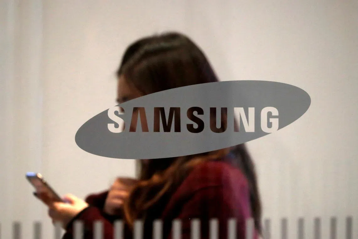 FILE PHOTO: The logo of Samsung Electronics is seen at its office building in Seoul, South Korea January 7, 2019. REUTERS/Kim Hong-Ji/File Photo