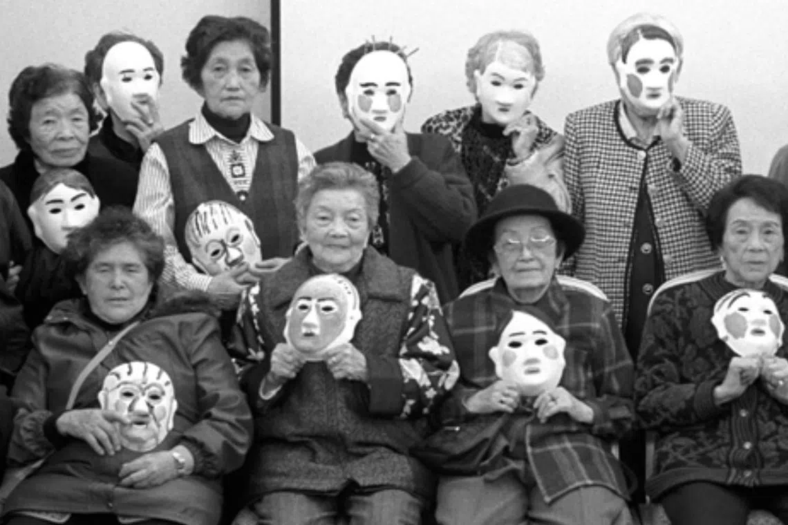 Former comfort women posing for a photo at an event hosted by the Taipei Women’s Rescue Foundation.