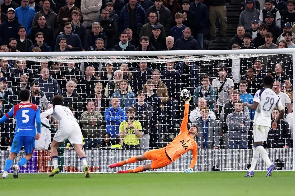 Soccer Football - UEFA Champions League - Round 16 - Second Leg - Tottenham Hotspur v Atletico Madrid - Tottenham Hotspur Stadium, London, Britain - March 18, 2026 Tottenham Hotspur's Guglielmo Vicario saves from Atletico Madrid's Giuliano Simeone REUTERS/David Klein