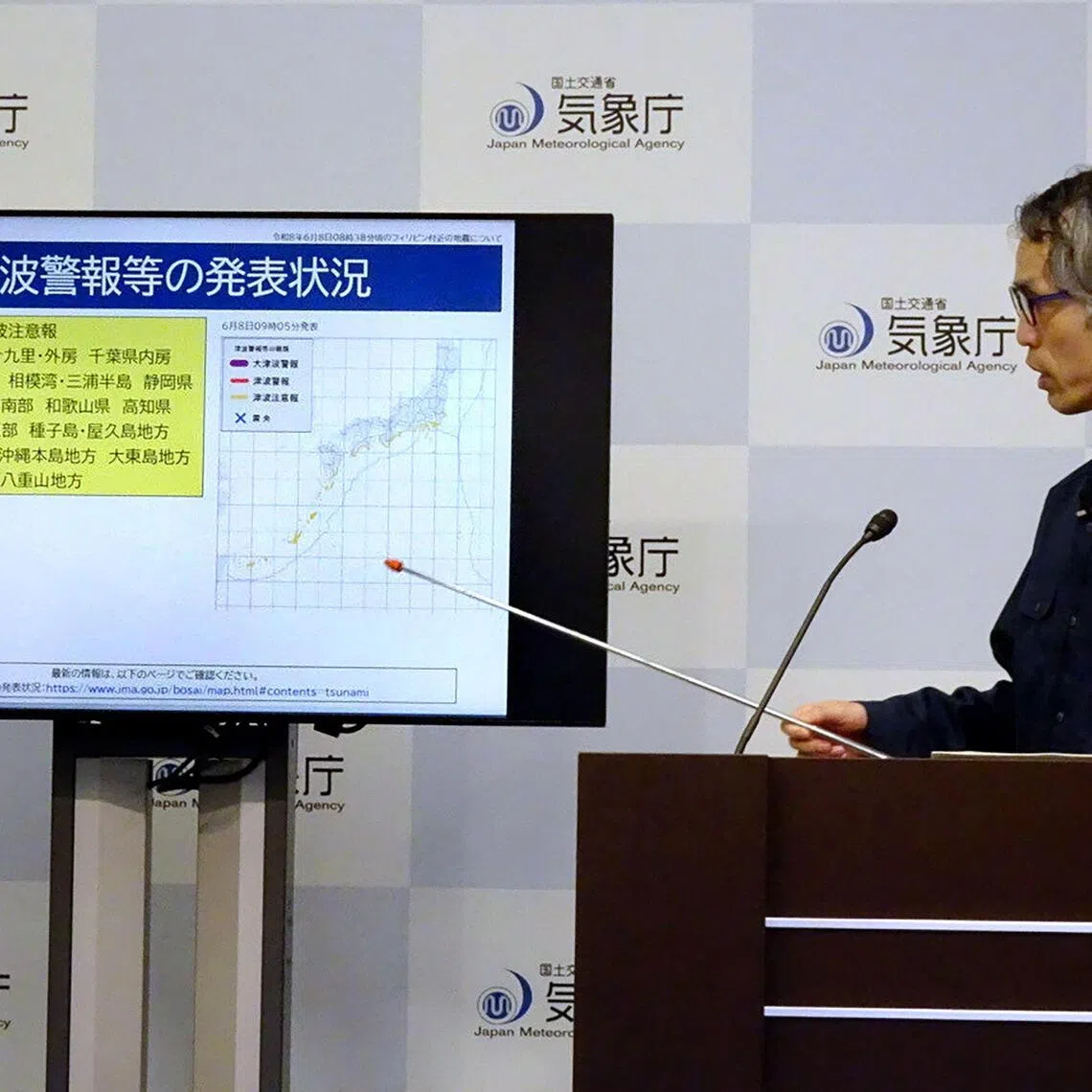 An official from the Japan Meteorological Agency's Earthquake and Tsunami Countermeasures Planning Office issues a tsunami warning in response to an offshore earthquake that struck southern Phlippines.
