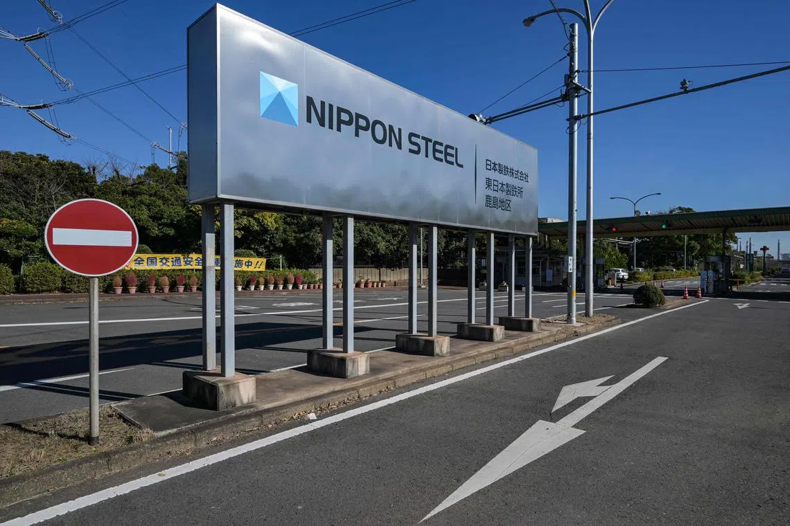(ARQUIVOS) Uma placa de entrada para as instalações da empresa japonesa Nippon Steel na área de Kashima East Nippon Works é retratada em Kashima, província de Ibaraki, ao norte de Tóquio, em 6 de dezembro de 2024. O secretário de Estado dos EUA, Antony Blinken, insistiu durante uma visita a Tóquio em 7 de janeiro, 2025 que os laços com o Japão estavam mais fortes do que nunca, dias depois de o presidente Joe Biden ter bloqueado a aquisição da US Steel pela Nippon Steel. Isso um dia depois que a Nippon Steel e a US Steel entraram com uma ação contra a decisão de Biden de bloquear a proposta de aquisição de sua rival americana pela gigante japonesa. (Foto de Richard A. Brooks/AFP)