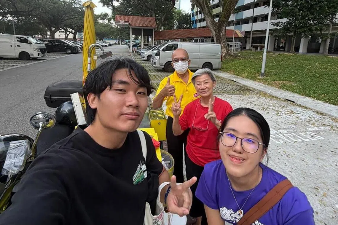 Scoops of Memory members Totaan Aljean Choong (far left) and Lai Xin Yu (far right) with roadside ice-cream hawkers.