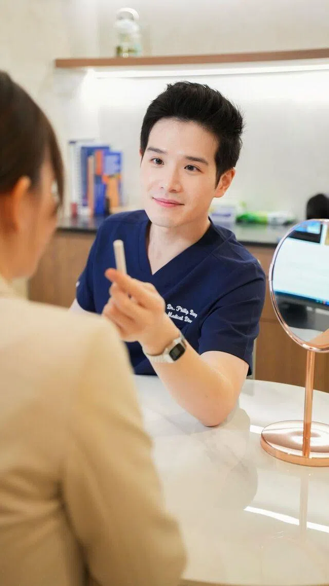 Dr Philip Dong at Hera Clinic doing a consultation with a patient 