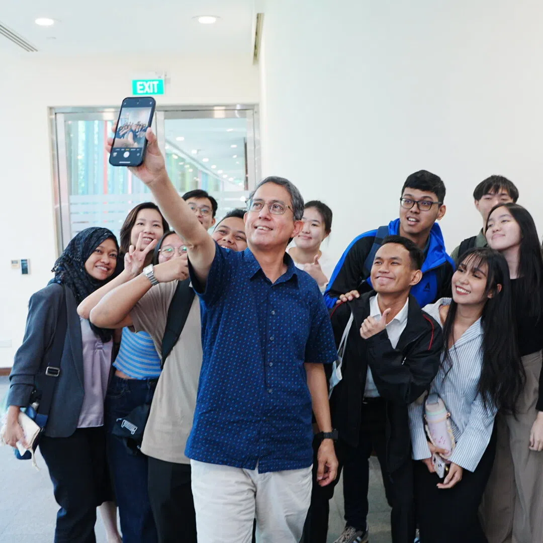 Senior Minister of State for Home Affairs Faishal Ibrahim taking a wefie with youths on Nov 29.