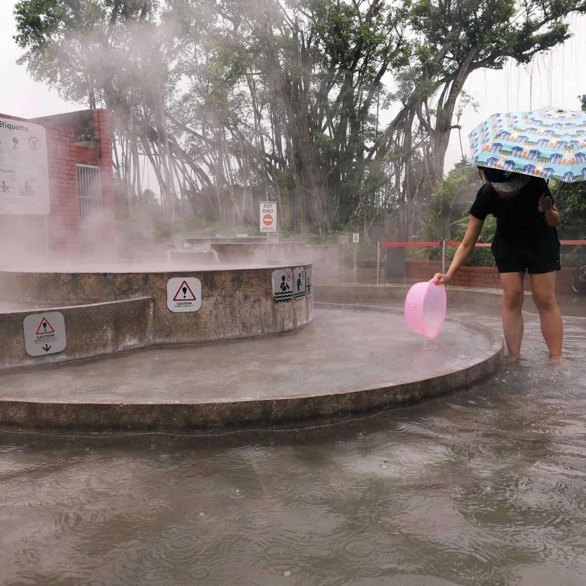 ST20230204_202371287496/Kelvin Chng/
Generic photo of Sembawang Hot Spring Park on Feb 4, 2023.
(A first-time visitor to the Sembawang Hot Spring Park was “shocked and disgusted” by the sight of a woman washing her hair at the egg-cooking station, according to a report by Stomp on Friday. According to guidelines for using the hot spring on the National Parks Board website, bathing and washing is not allowed at the hot spring footbath. The washing of clothes and other items, as well as the use of soap and detergent, is also not allowed for hygiene purposes. )
