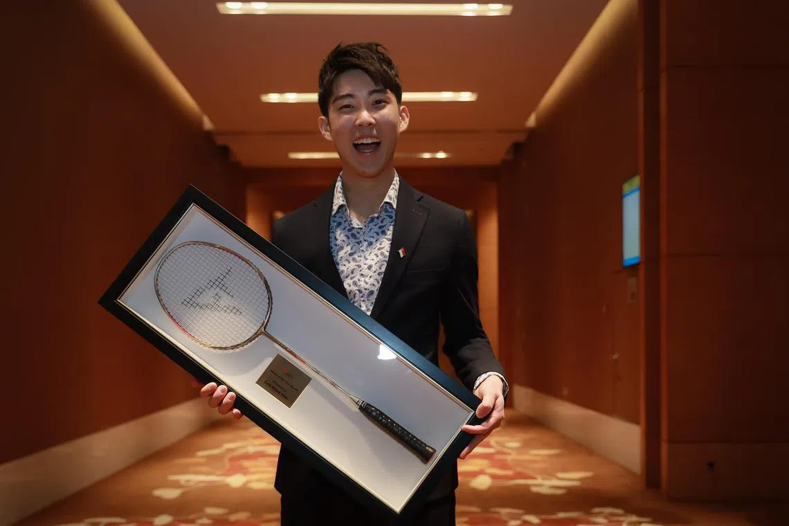 Loh Kean Yew receiving the Player of the Year award from Minister for Culture on Nov 20, 2022. 