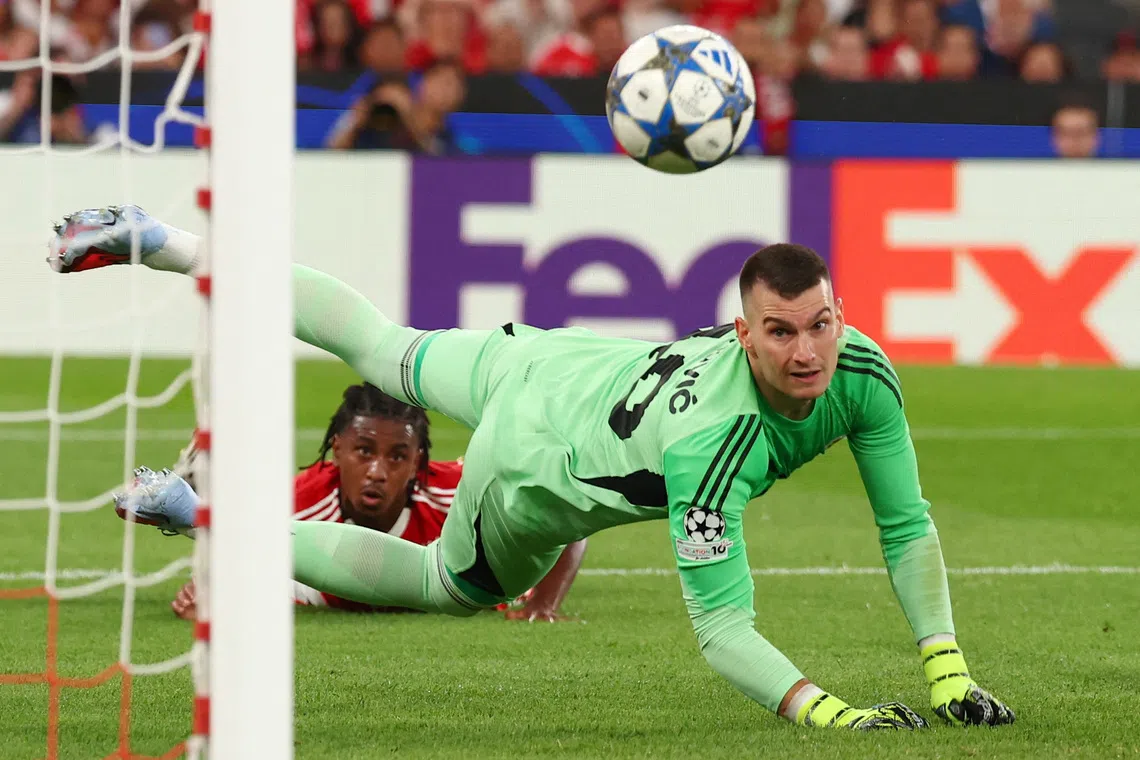 Soccer Football - UEFA Champions League - Play Off - Second Leg - Benfica v Fenerbahce - Estadio da Luz, Lisbon, Portugal - August 27, 2025 Benfica's Leandro Barreiro in action with Fenerbahce's Dominik Livakovic REUTERS/Pedro Nunes