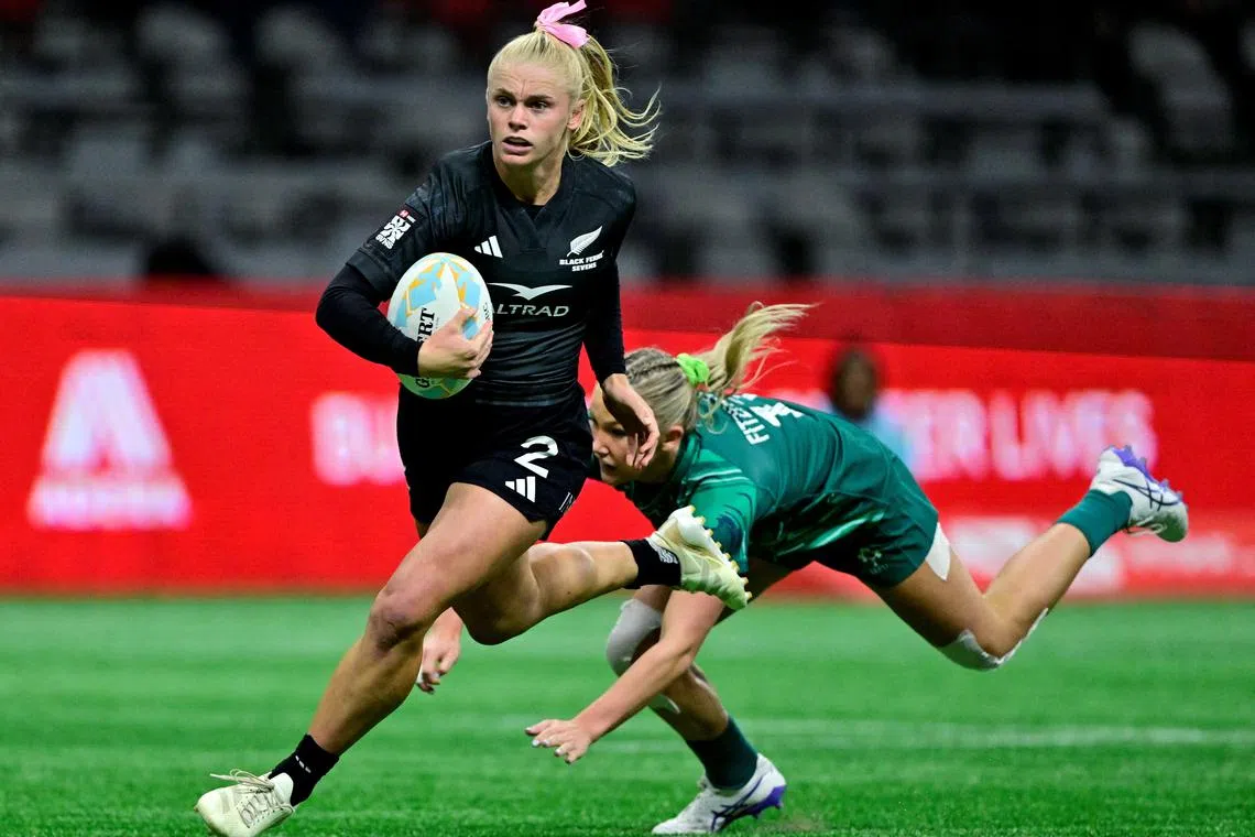 FILE PHOTO: Rugby Union - HSBC Sevens - Vancouver - Ireland v New Zealand - BC Place, Vancouver, Canada - February 21, 2025 Ireland's  Alana Fitzpatrick in action with Ireland v New Zealand's Jorja Miller REUTERS/Jennifer Gauthier/File Photo