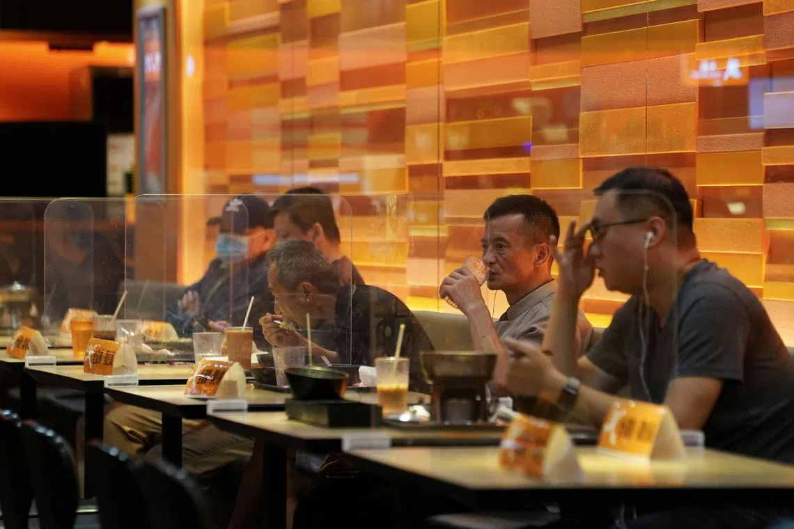 FILE PHOTO: People dine inside a restaurant in Hong Kong, China July 14, 2020. REUTERS/Yik Lam/File Photo