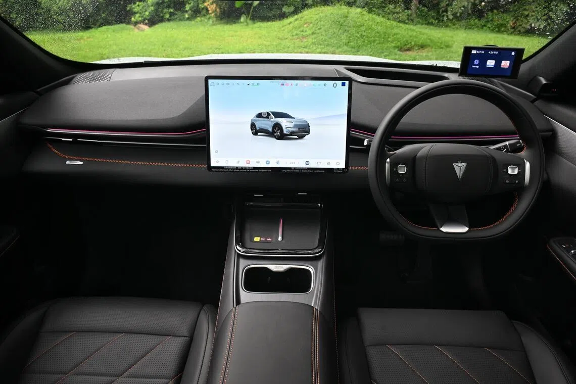 A fuss-free fascia with head-up display that avoids visual conflict with electronic road-pricing screen.