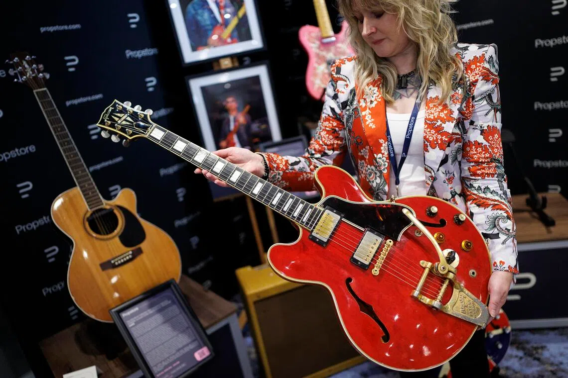 Noel Gallagher's 1960 Cherry Red Gibson ES-355 guitar was damaged by brother Liam Gallagher in 2009 and led to the breakup of English rock band Oasis.