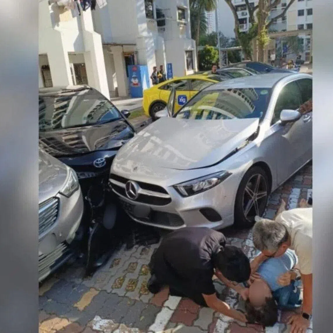 The accident occured in the carpark in front of Block 19 Ghim Moh Road, Shin Min Daily News reported.
