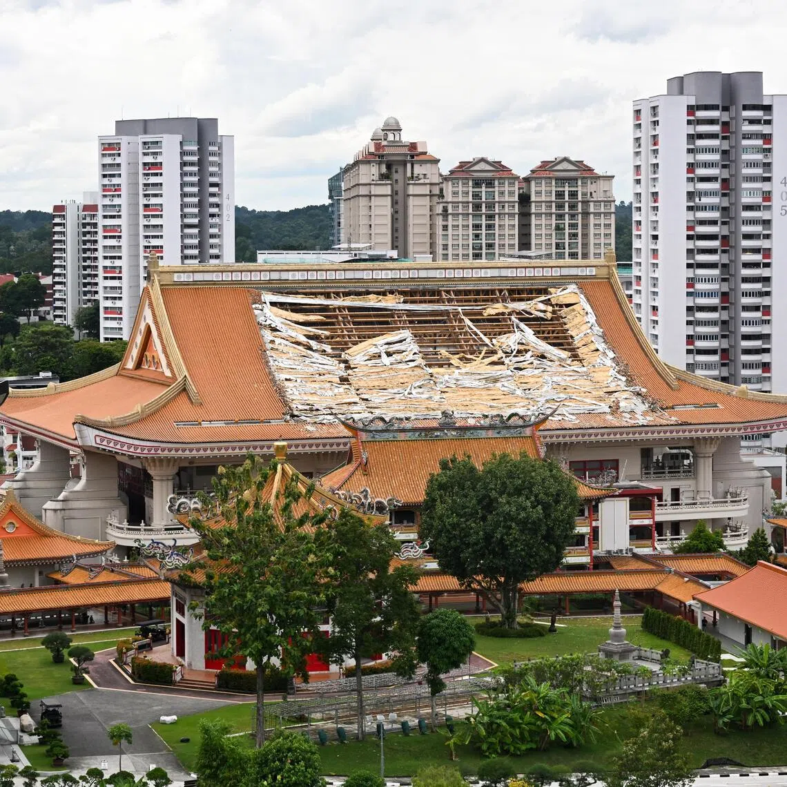 ST20251127-202521400633-Lim Yaohui-Ann Chen-acmonastery27/

Sections of the roof tiles and the supporting roof frame fell  from the four-storey Venerable Hong Choon Memorial Hall taken on Nov 27, 2025. 

Two buildings at the Kong Meng San Phor Kark See Monastery have been closed off from public access after sections of the roof tiles and supporting roof frame of one of the buildings fell off on Nov 26.

The Singapore Civil Defence Force (SCDF) said it was alerted to the incident at about 8.25pm.

(ST PHOTO: LIM YAOHUI)