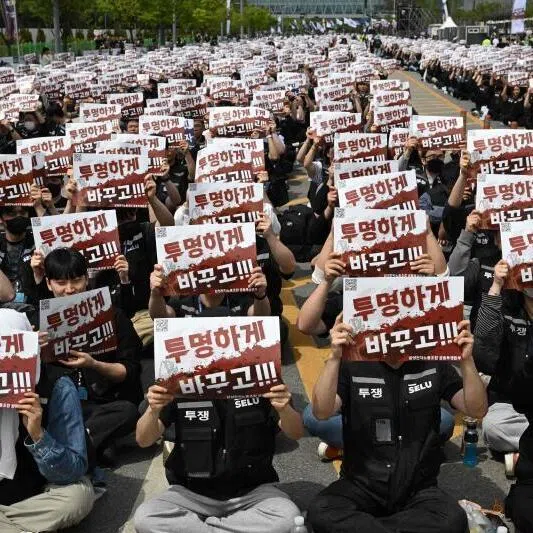 Members of the Samsung Electronics labour union demanding the removal of a cap on performance bonuses at a rally outside the company's foundry and semiconductor factory in Pyeongtaek. 