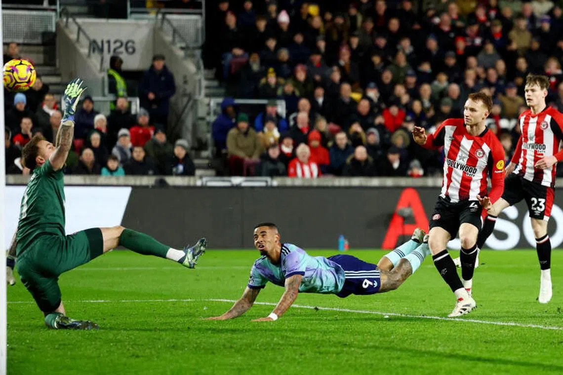 Soccer Football - Premier League - Brentford v Arsenal - GTech Community Stadium, London, Britain - January 1, 2025 Arsenal's Gabriel Jesus scores their first goal past Brentford's Mark Flekken Action Images via Reuters/Matthew Childs EDITORIAL USE ONLY. NO USE WITH UNAUTHORIZED AUDIO, VIDEO, DATA, FIXTURE LISTS, CLUB/LEAGUE LOGOS OR 'LIVE' SERVICES. ONLINE IN-MATCH USE LIMITED TO 120 IMAGES, NO VIDEO EMULATION. NO USE IN BETTING, GAMES OR SINGLE CLUB/LEAGUE/PLAYER PUBLICATIONS. PLEASE CONTACT YOUR ACCOUNT REPRESENTATIVE FOR FURTHER DETAILS.. TPX IMAGES OF THE DAY