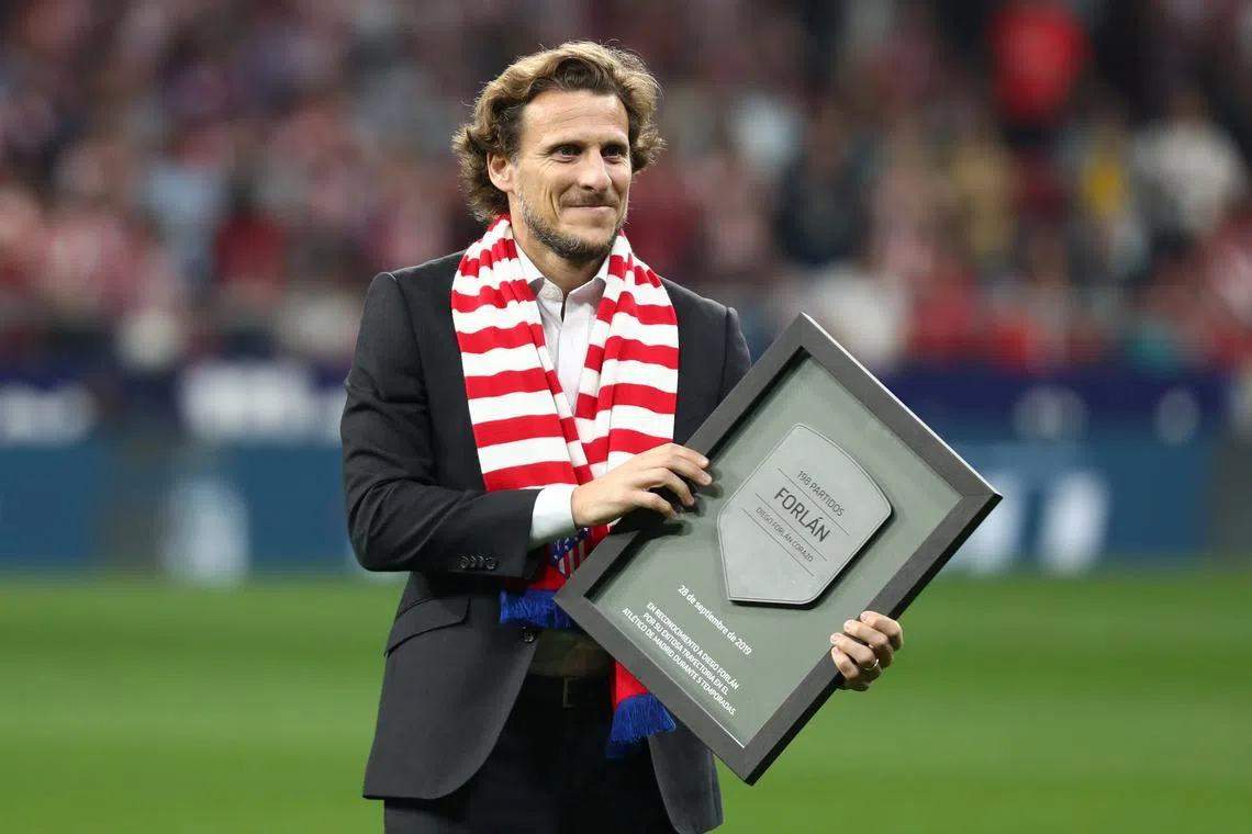 FILE PHOTO: Soccer Football - La Liga Santander - Atletico Madrid v Real Madrid - Wanda Metropolitano, Madrid, Spain - September 28, 2019   Diego Forlan with a plaque on the pitch before the match    REUTERS/Sergio Perez/File Photo
