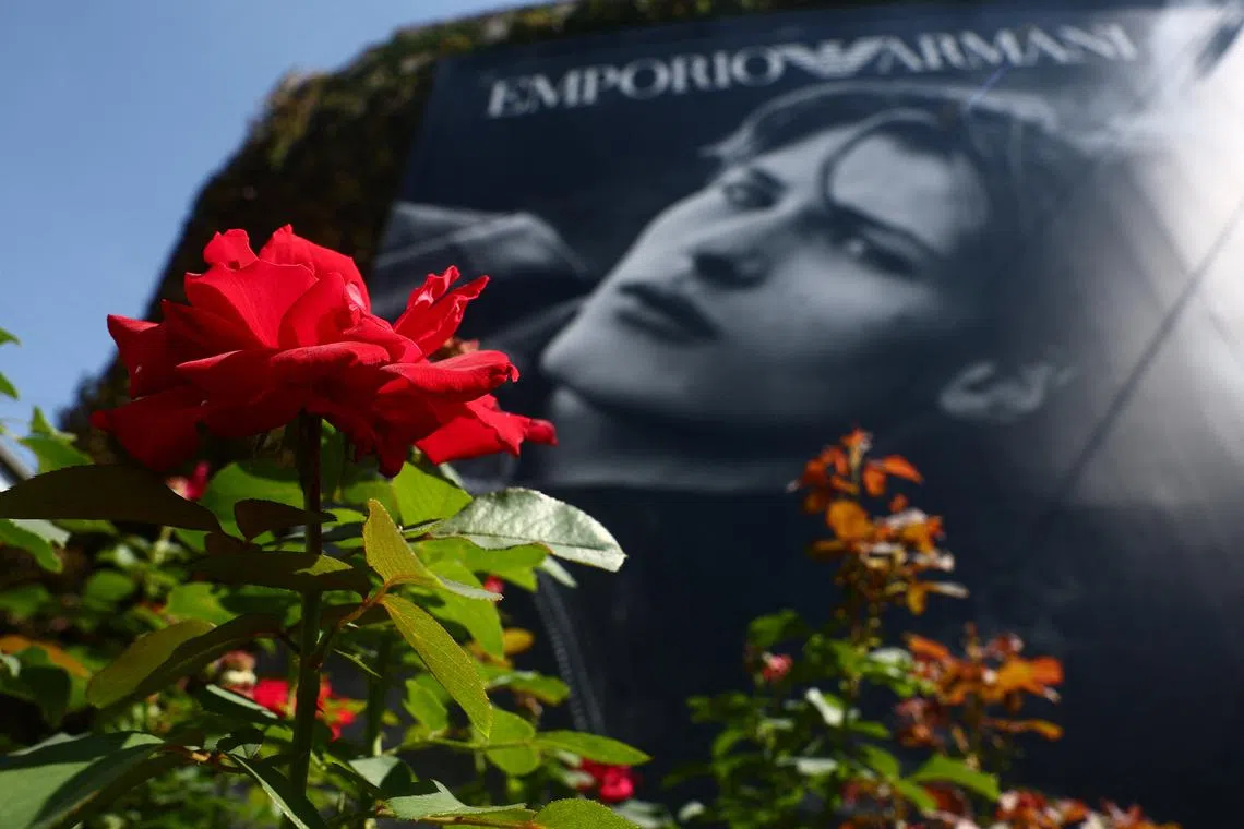 A lone red rose outside Armani as Milan mourns its 'king' of fashion ...